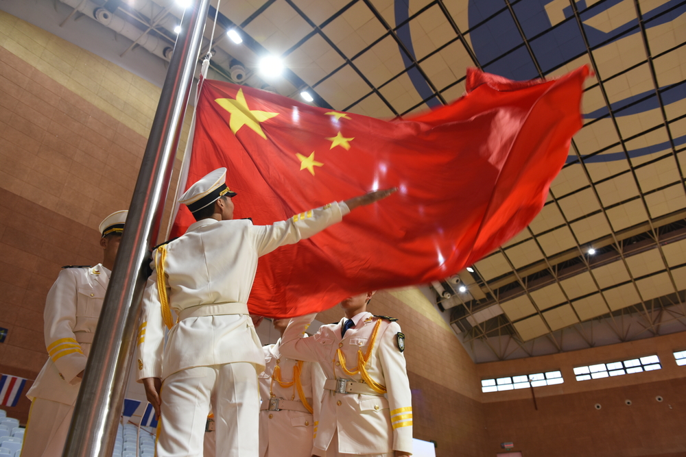 举行升国旗✪、奏唱国歌仪式